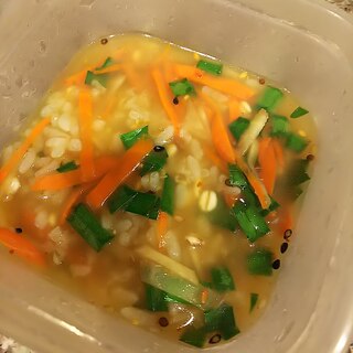 三十雑穀でニラと人参のご飯スープ